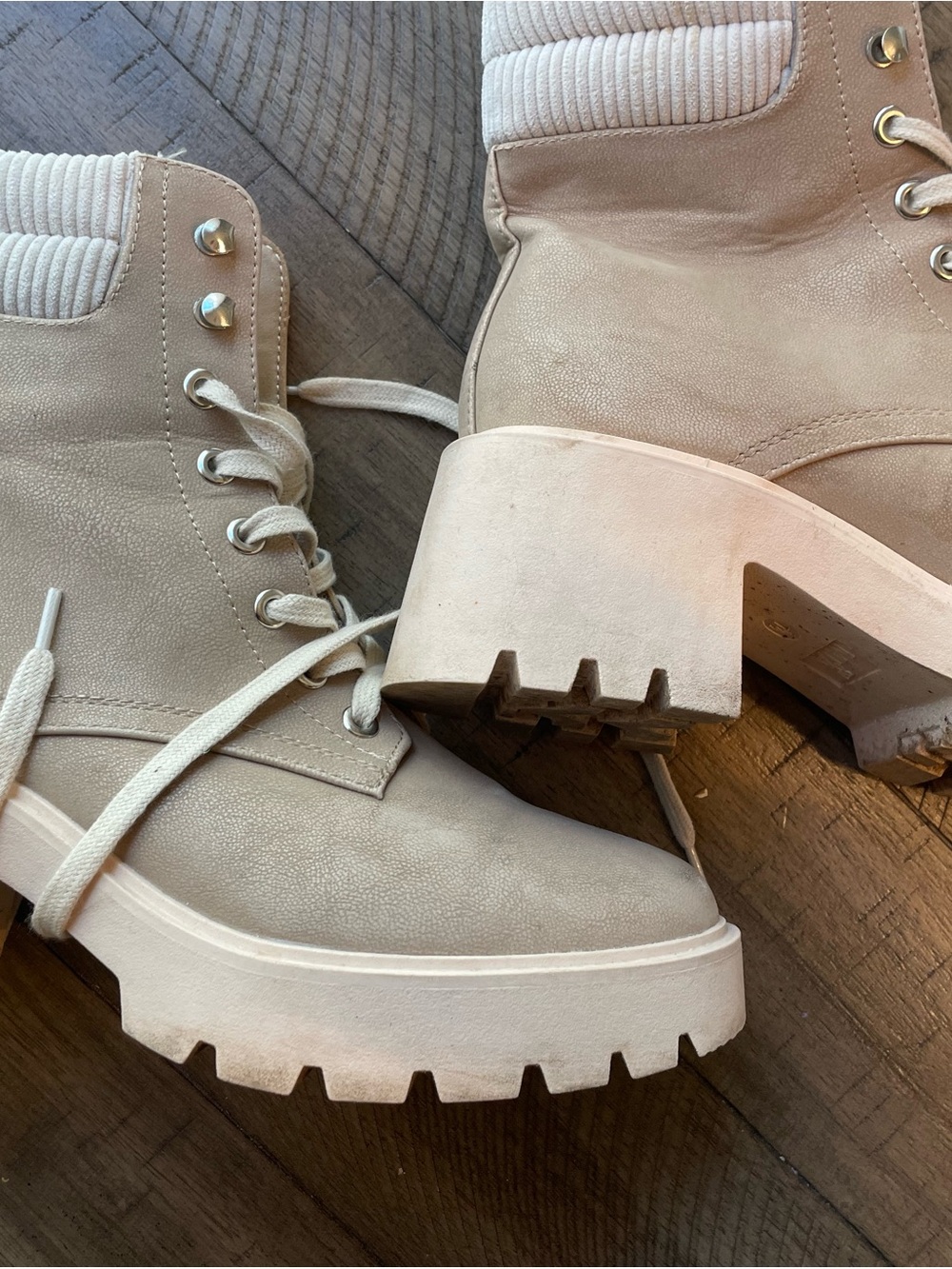 Women's Chunky Lace-Up Boot in Beige - Stylish Everyday Comfort
